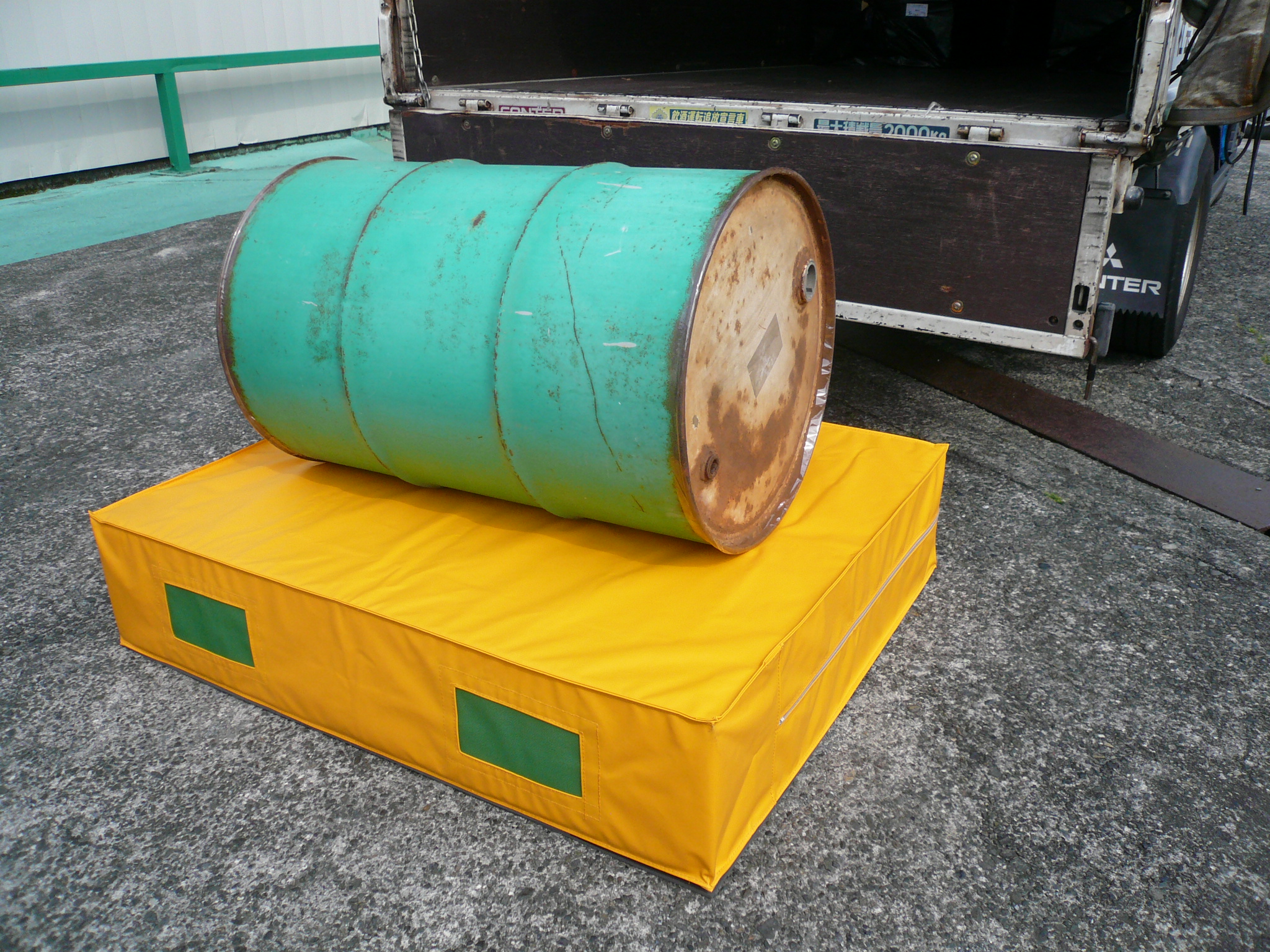トラック荷降ろしマット・荷降ろしクッション（ドラム缶などの重量物を荷降ろしするときに使用するクッション）