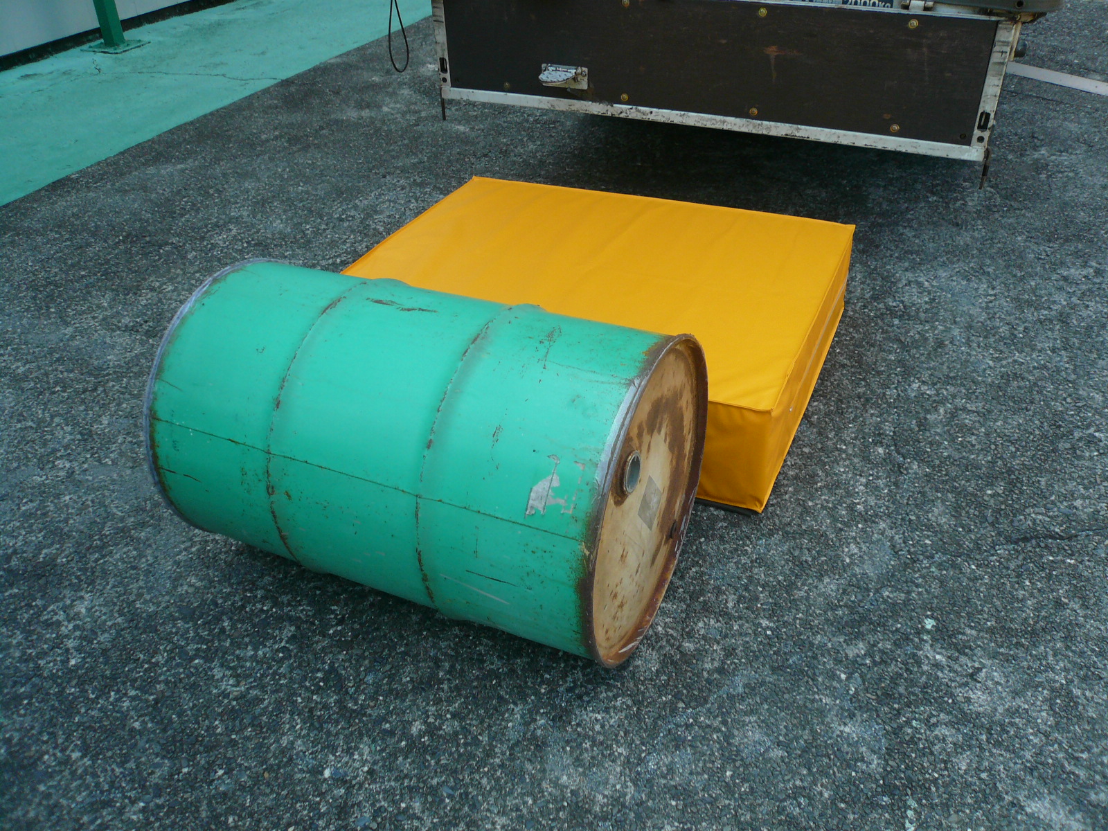 トラック荷降ろしマット・荷降ろしクッション（ドラム缶などの重量物を荷降ろしするときに使用するクッション）