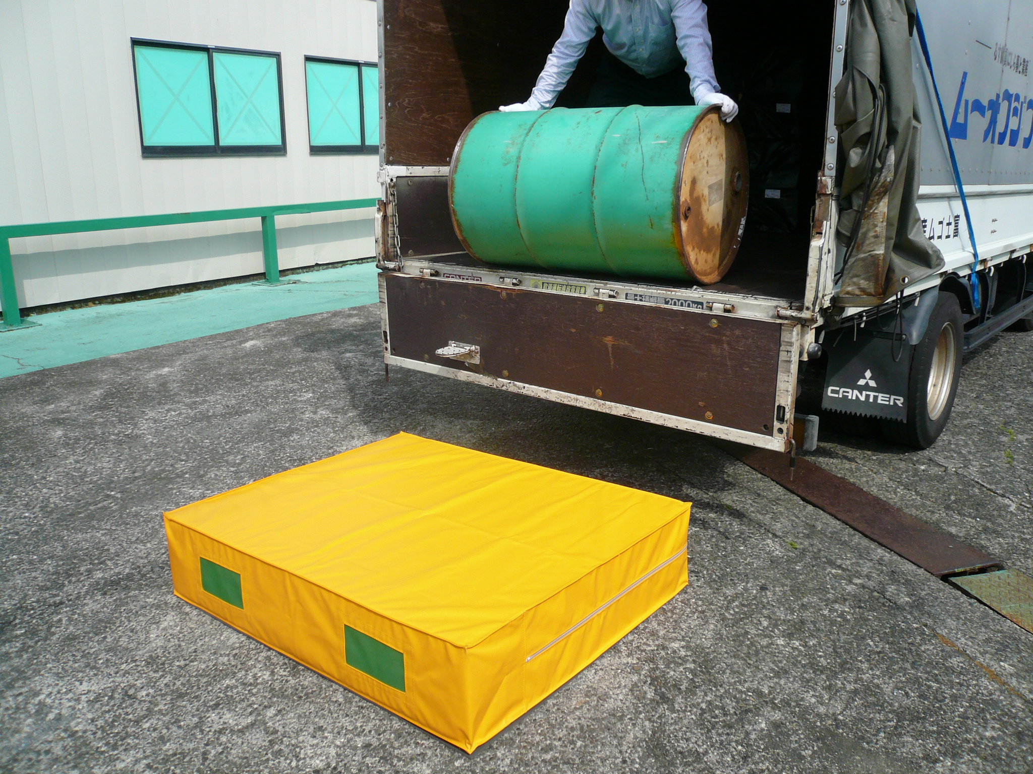 トラック荷降ろしマット 荷降ろしクッション 素材 用途から探す 富士ゴム産業株式会社